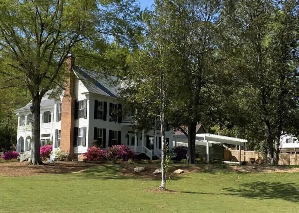 LAKEFRONT 'COMPOUND' SLEEPS 57+