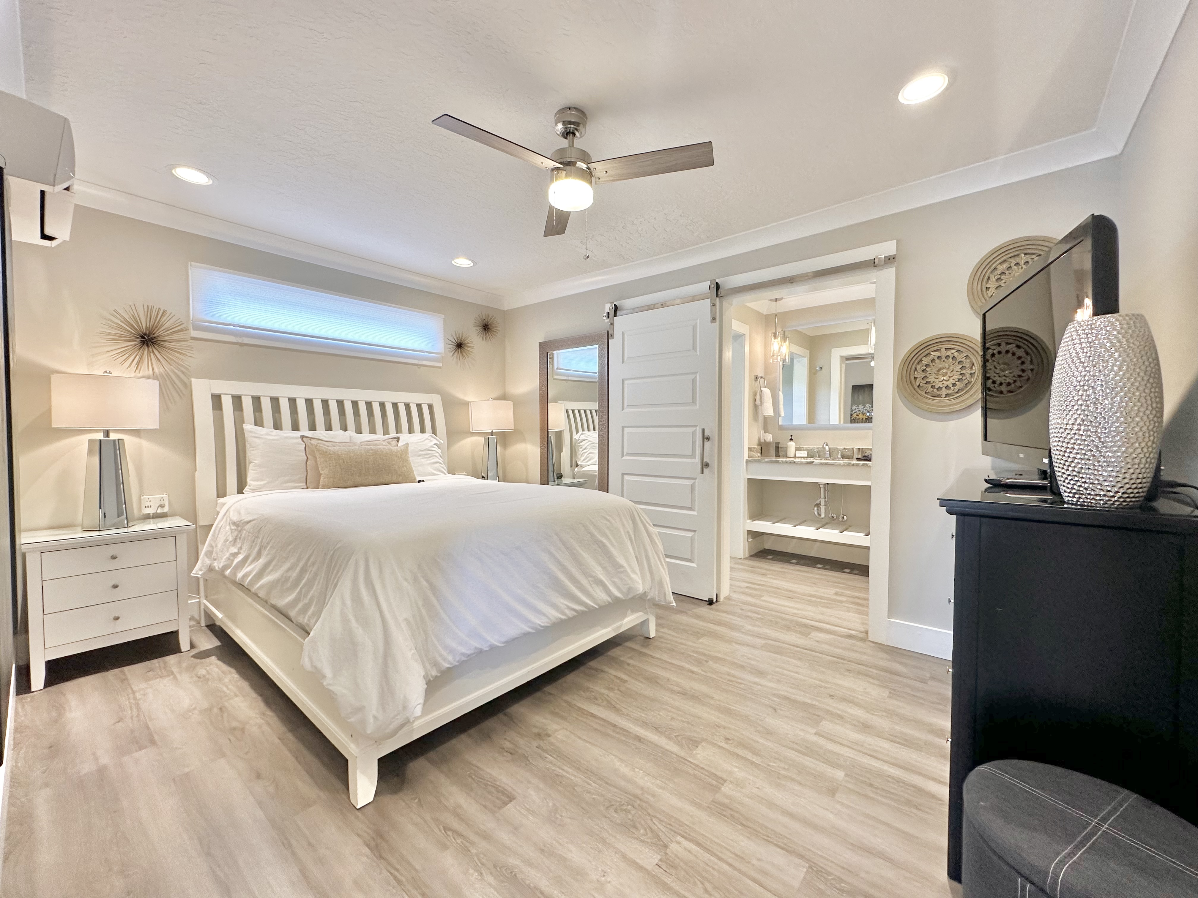 Rose Master enSuite - Main Level (Sleeps 2). Queen bed.
