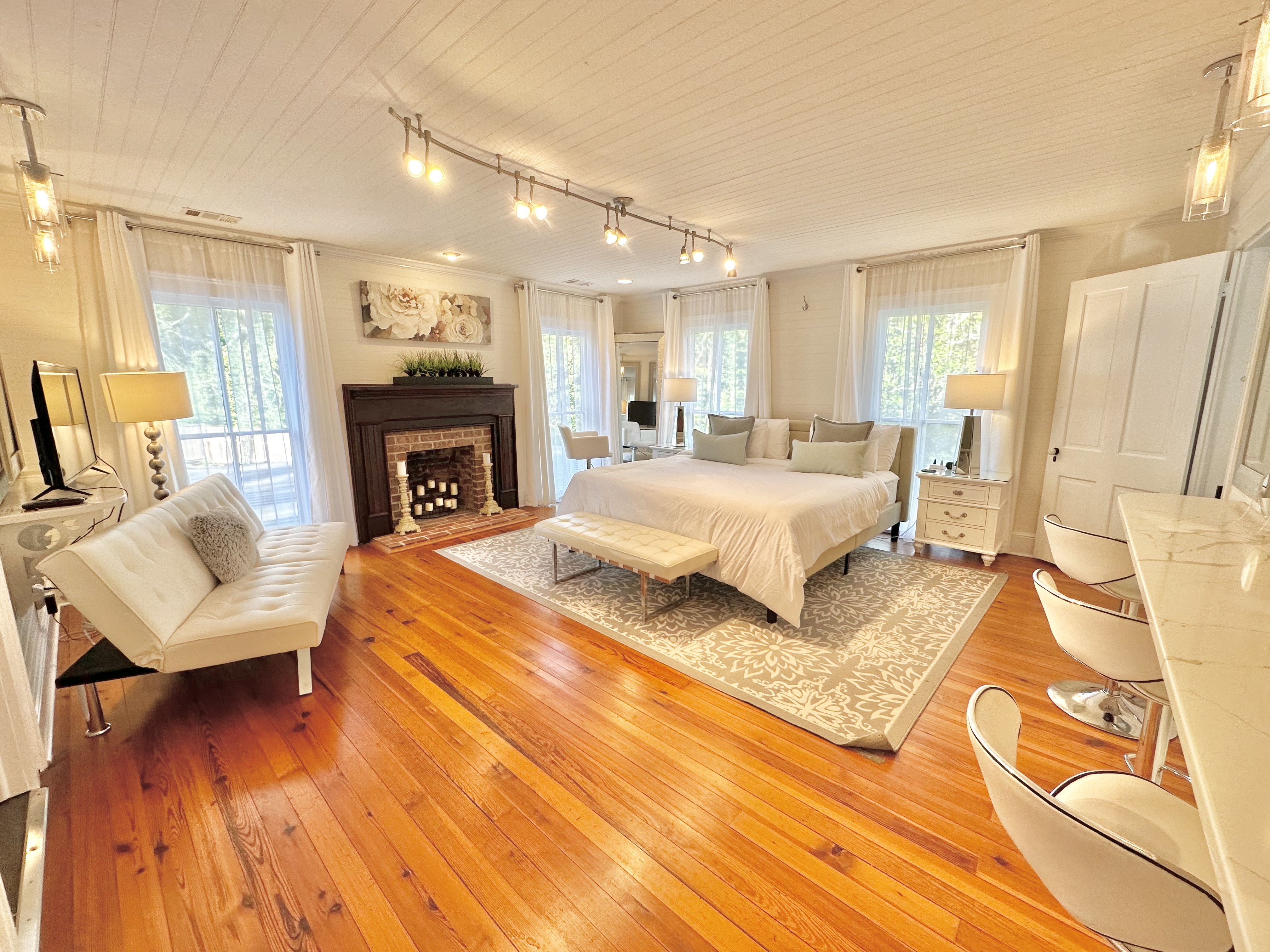Gardenia Suite - Upper Level (Sleeps 3-4). King bed & full size futon.