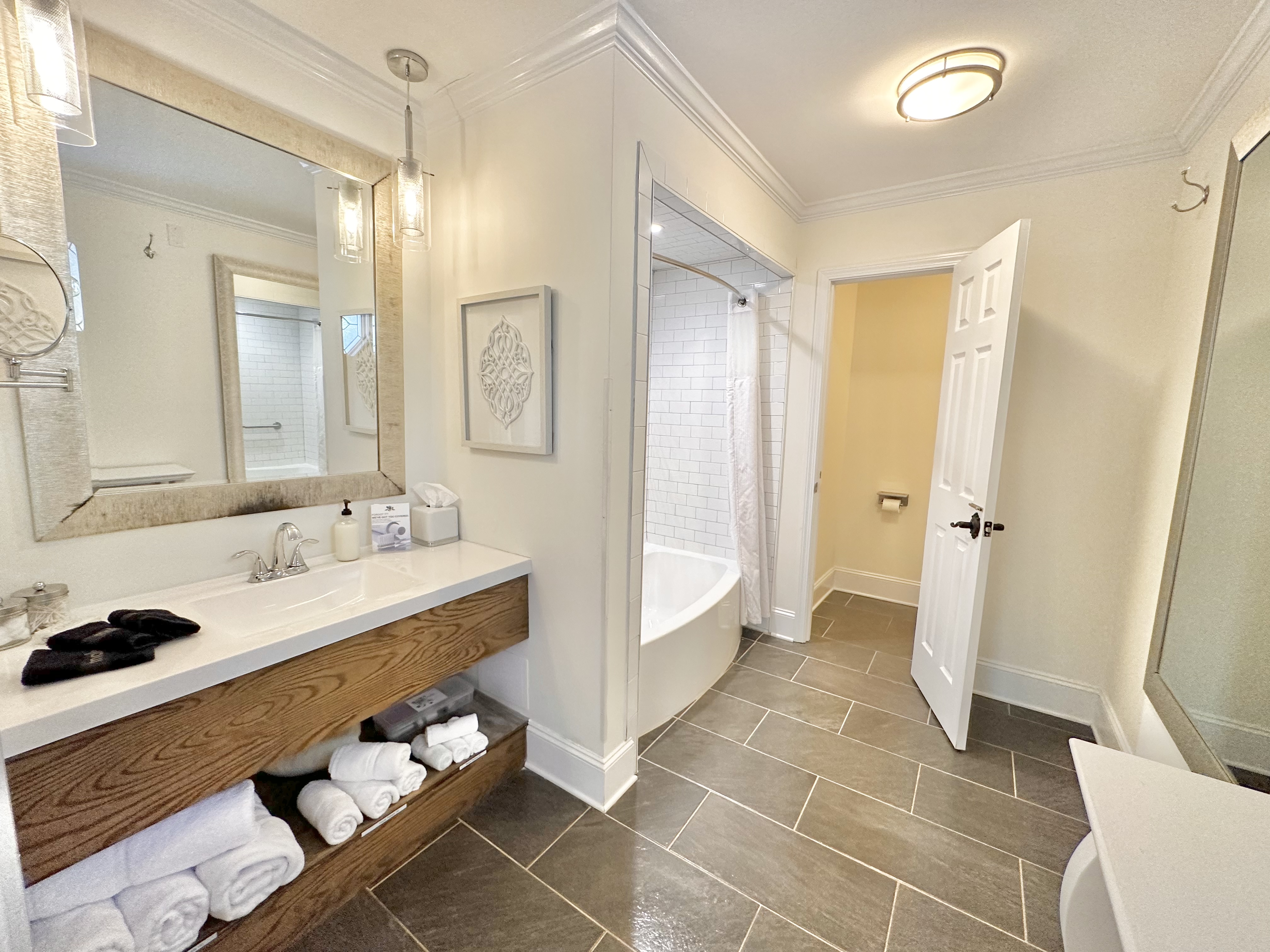 Gardenia Suite en Suite Bathroom - Upper Level. Only tub in the main house!