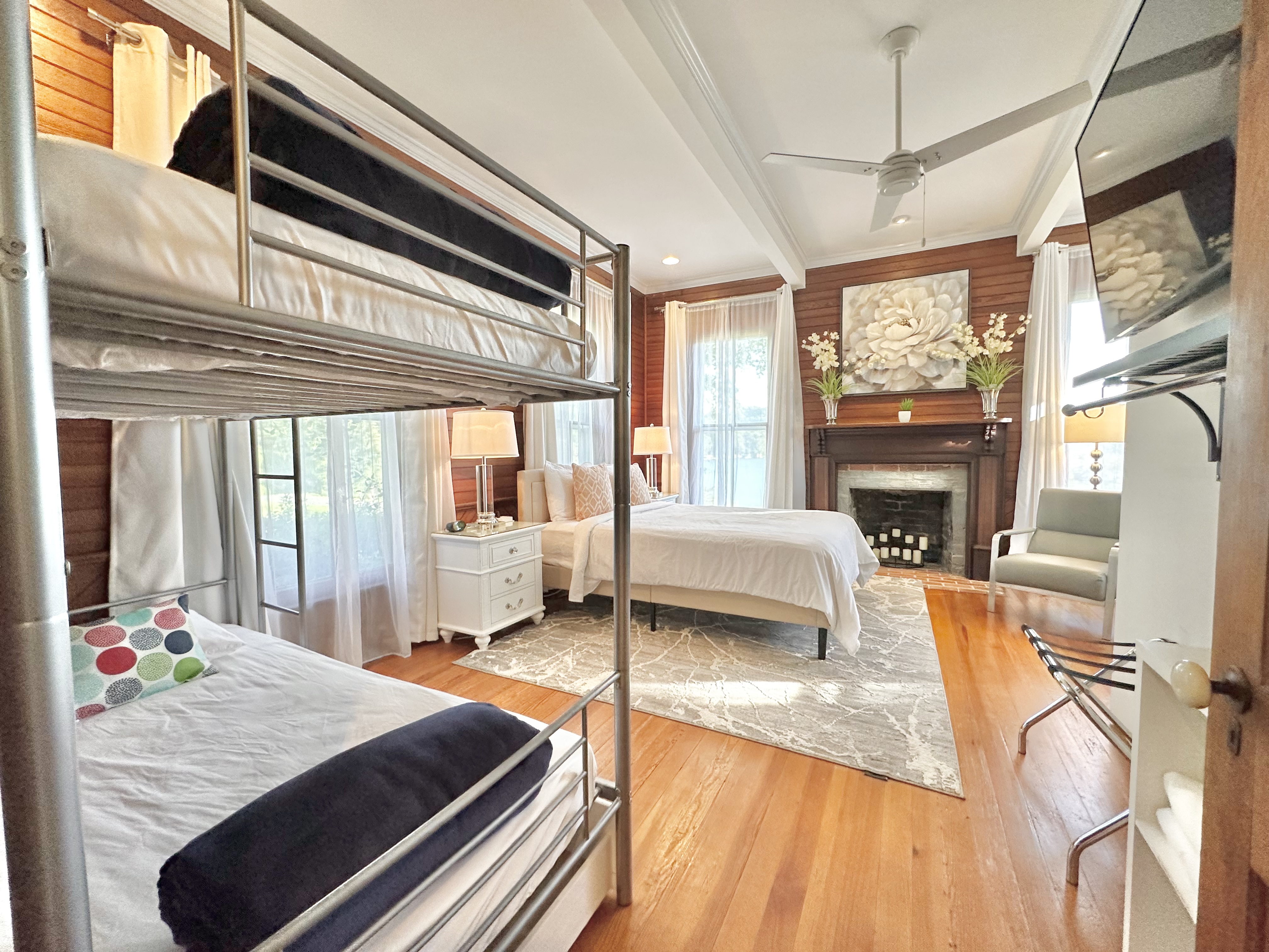 The Brown Room en Sutie - Main Level (Sleeps 4). King & twin bunk.