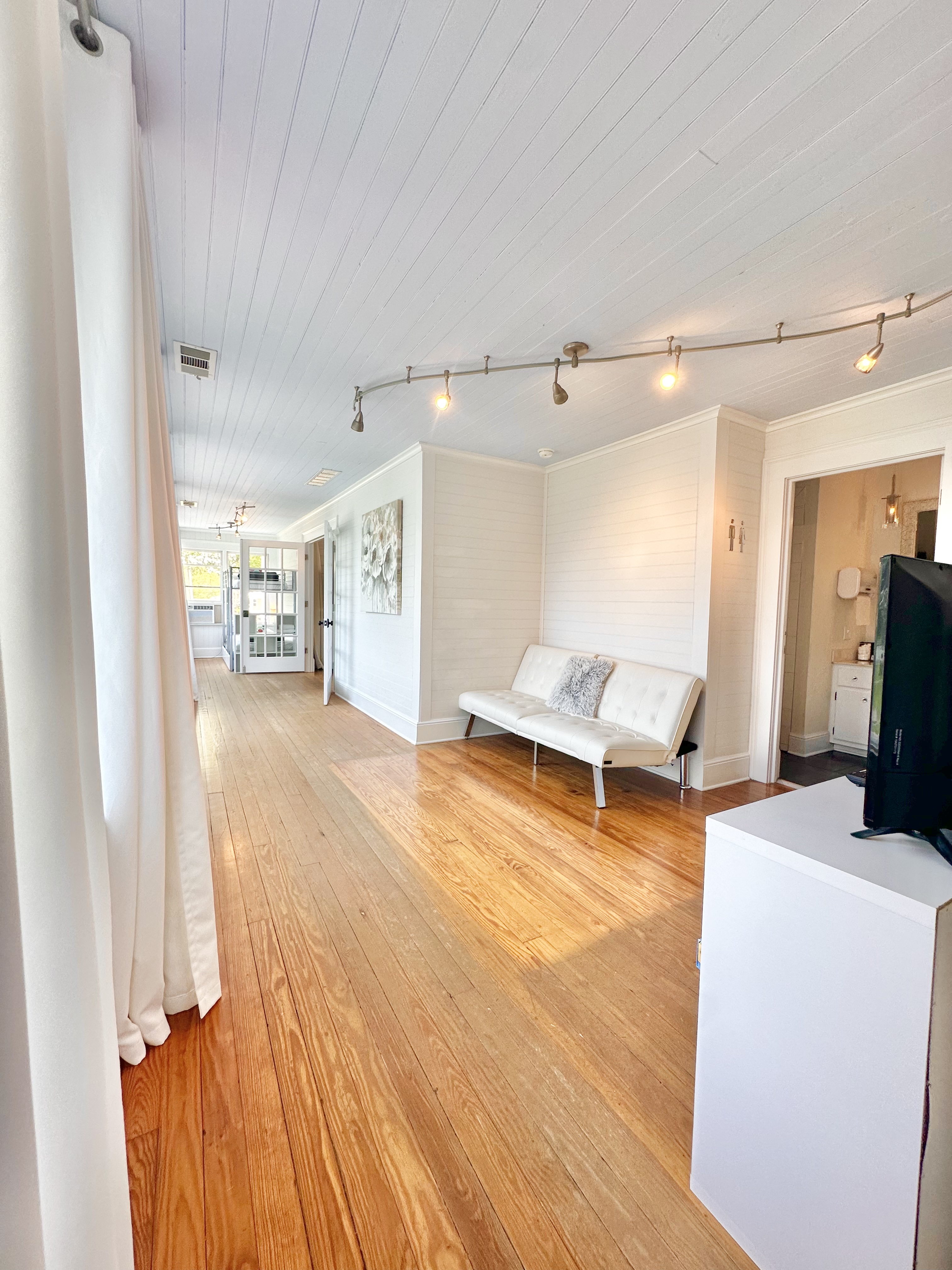 Sleeping Porc (Sleeps 3-4). Twin bunk & full size futon. Doors close for privacy. Tons of board games, Nintendo video game. All tv's are smart or Roku tv's.