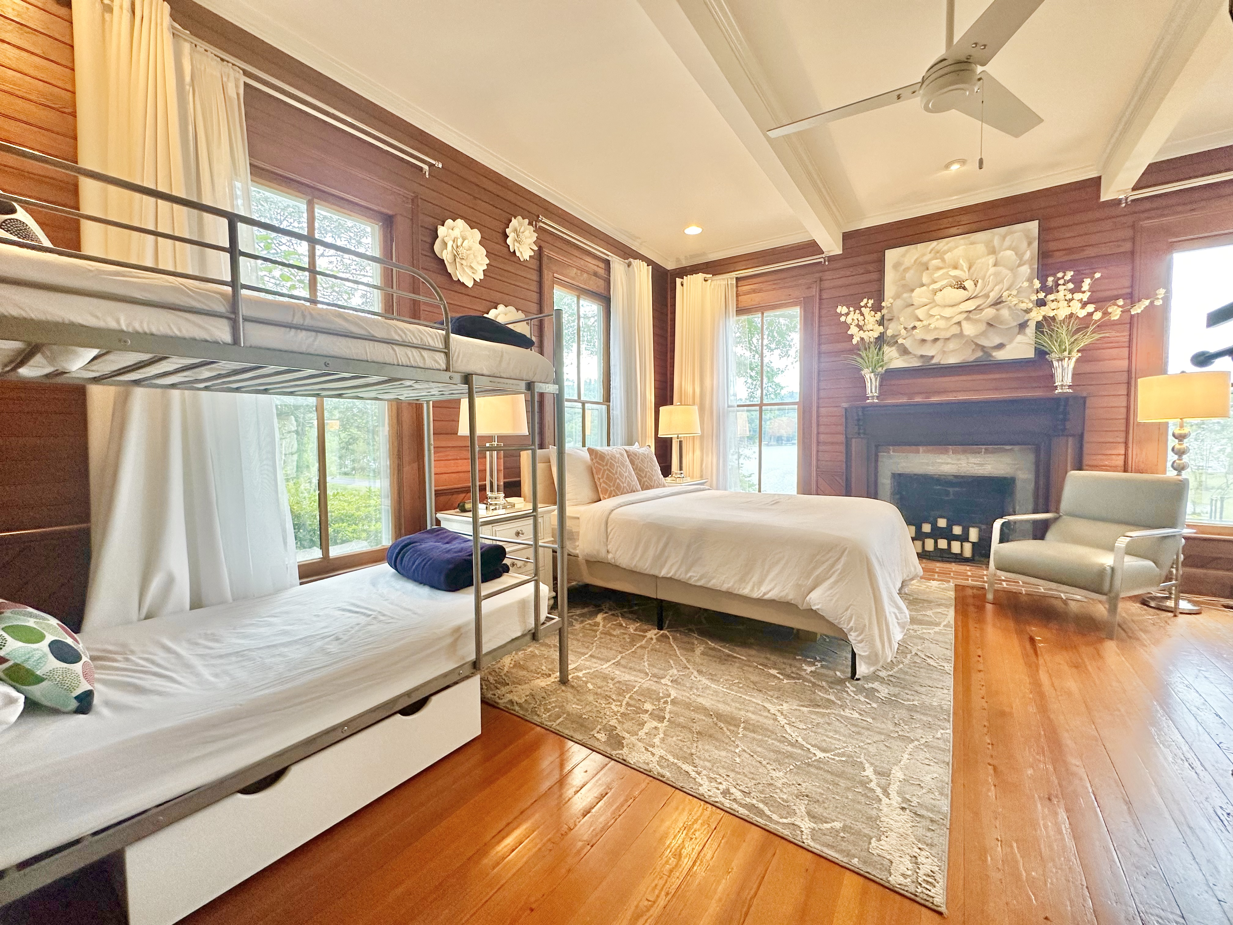 Brown Room Master EnSuite (Sleeps 4) Queen Bed & Twin Bunk bed